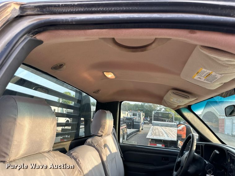 image for item NL9005 2004 Chevrolet Silverado 3500HD  flatbed pickup truck