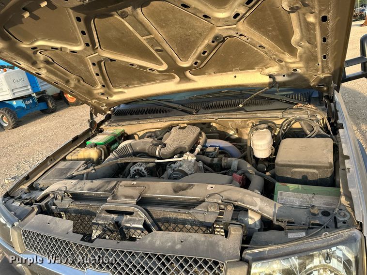 image for item NL9005 2004 Chevrolet Silverado 3500HD  flatbed pickup truck