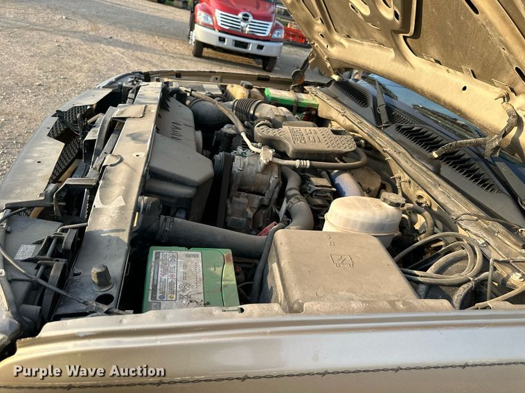 image for item NL9005 2004 Chevrolet Silverado 3500HD  flatbed pickup truck