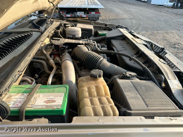 image for item NL9005 2004 Chevrolet Silverado 3500HD  flatbed pickup truck