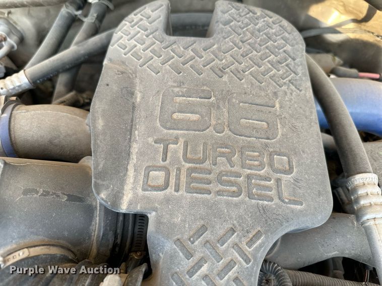 image for item NL9005 2004 Chevrolet Silverado 3500HD  flatbed pickup truck