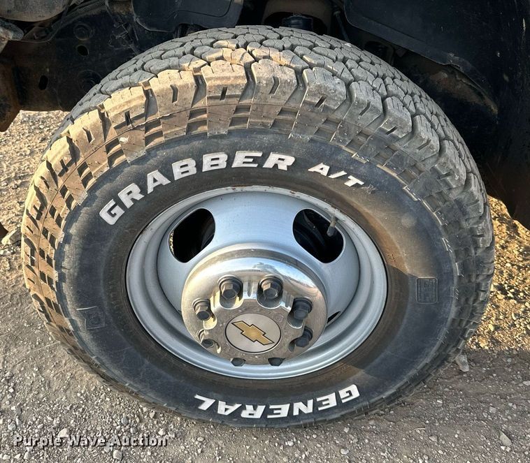 image for item NL9005 2004 Chevrolet Silverado 3500HD  flatbed pickup truck