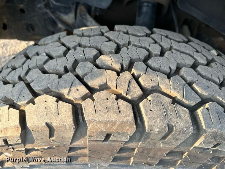 image for item NL9005 2004 Chevrolet Silverado 3500HD  flatbed pickup truck