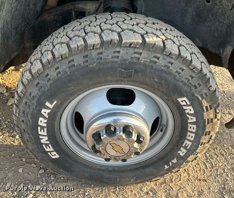 image for item NL9005 2004 Chevrolet Silverado 3500HD  flatbed pickup truck