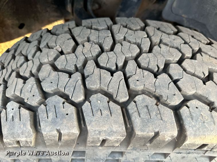 image for item NL9005 2004 Chevrolet Silverado 3500HD  flatbed pickup truck