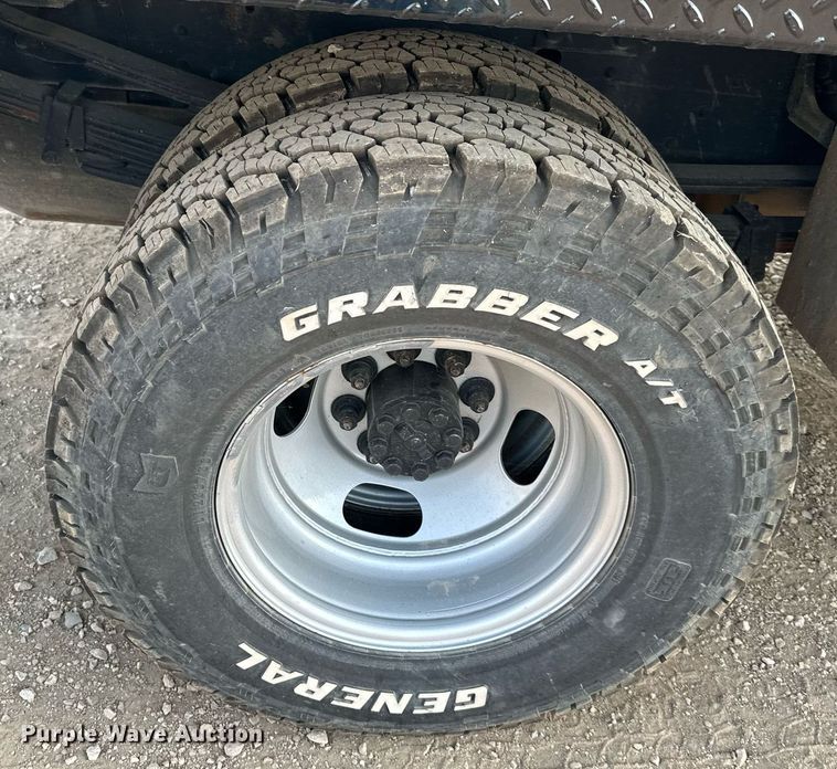 image for item NL9005 2004 Chevrolet Silverado 3500HD  flatbed pickup truck