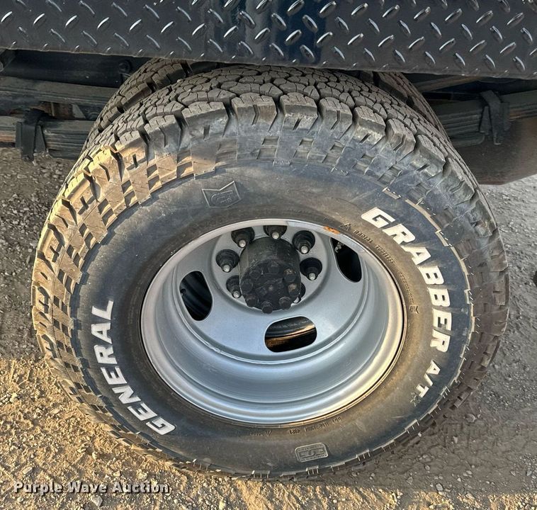 image for item NL9005 2004 Chevrolet Silverado 3500HD  flatbed pickup truck