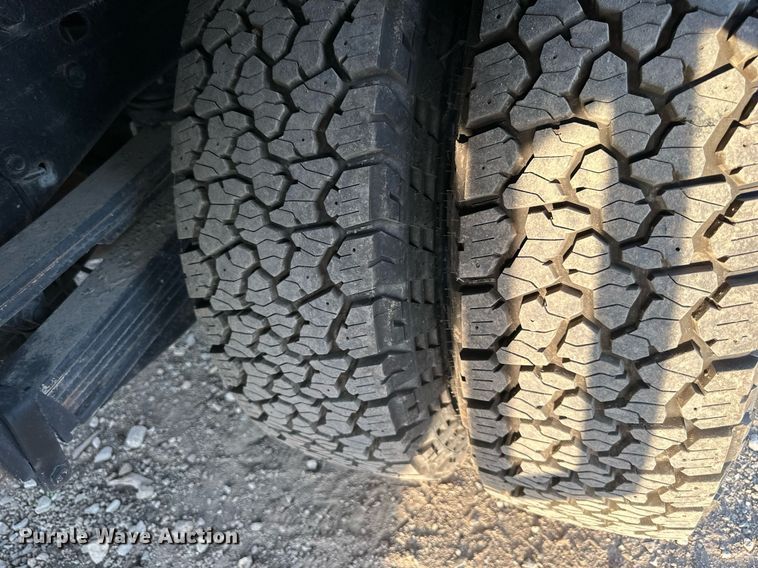 image for item NL9005 2004 Chevrolet Silverado 3500HD  flatbed pickup truck