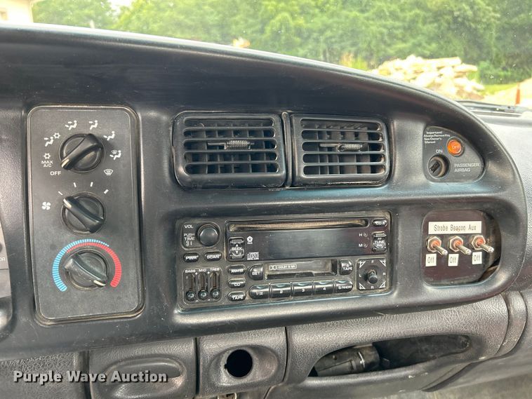 image for item NL9487 2000 Dodge Ram 3500  flatbed pickup truck