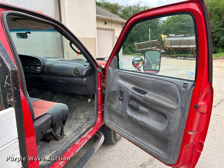 image for item NL9487 2000 Dodge Ram 3500  flatbed pickup truck