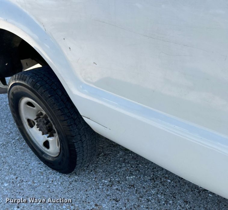 image for item NL9535 2010  Ford F350 Super Duty XL  Crew Cab pickup truck