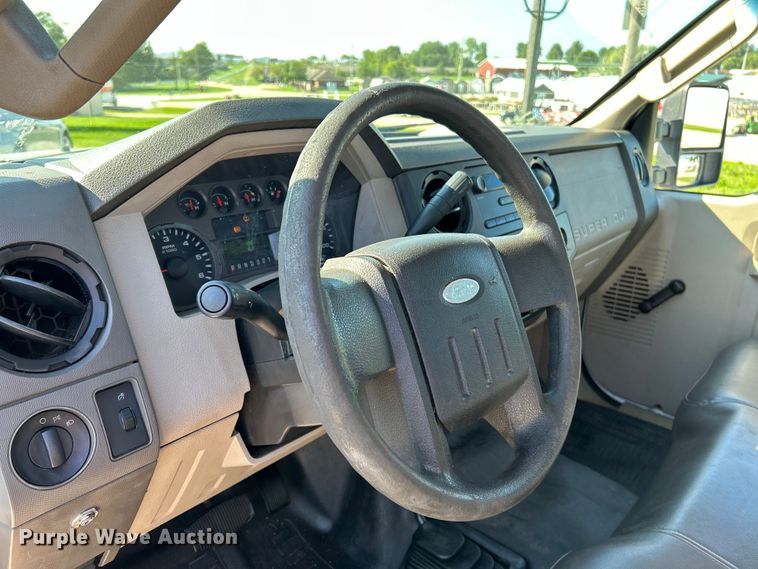 image for item NL9535 2010  Ford F350 Super Duty XL  Crew Cab pickup truck