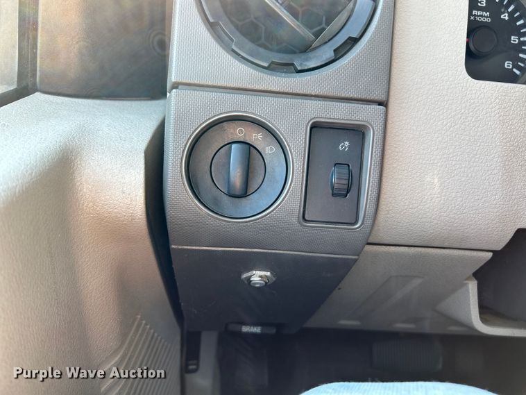 image for item NL9535 2010  Ford F350 Super Duty XL  Crew Cab pickup truck