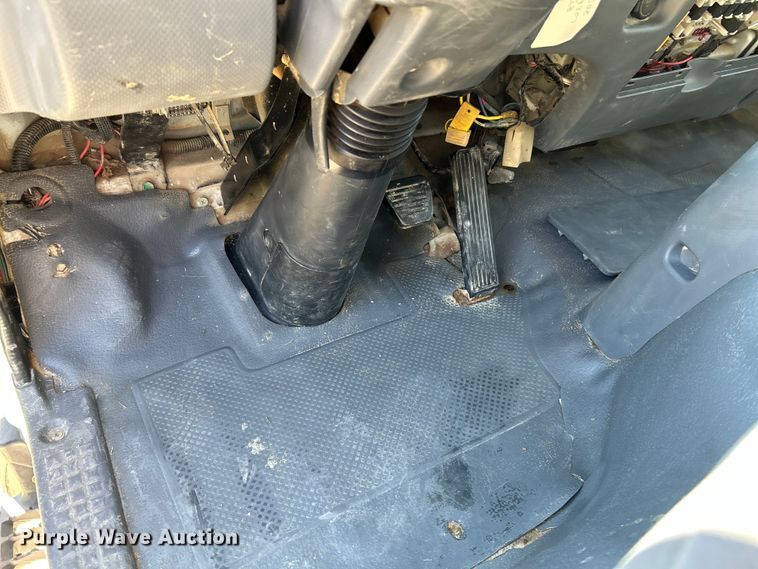 image for item NL9536 2016 Isuzu NPR HD  Crew Cab box truck