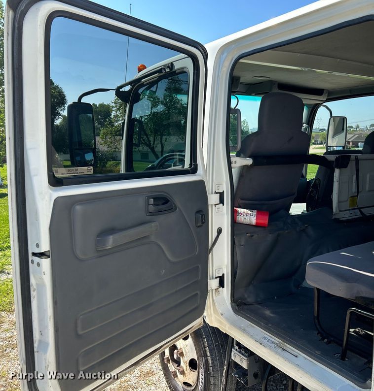 image for item NL9536 2016 Isuzu NPR HD  Crew Cab box truck