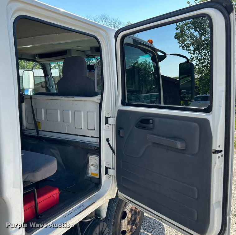 image for item NL9536 2016 Isuzu NPR HD  Crew Cab box truck