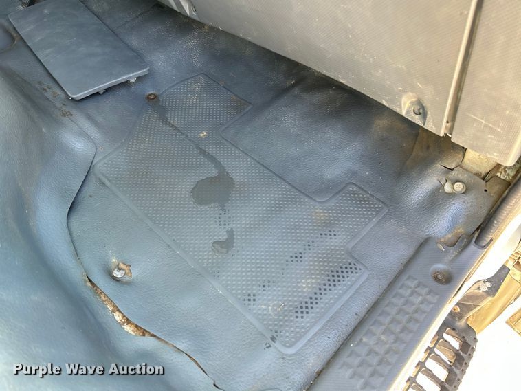 image for item NL9536 2016 Isuzu NPR HD  Crew Cab box truck