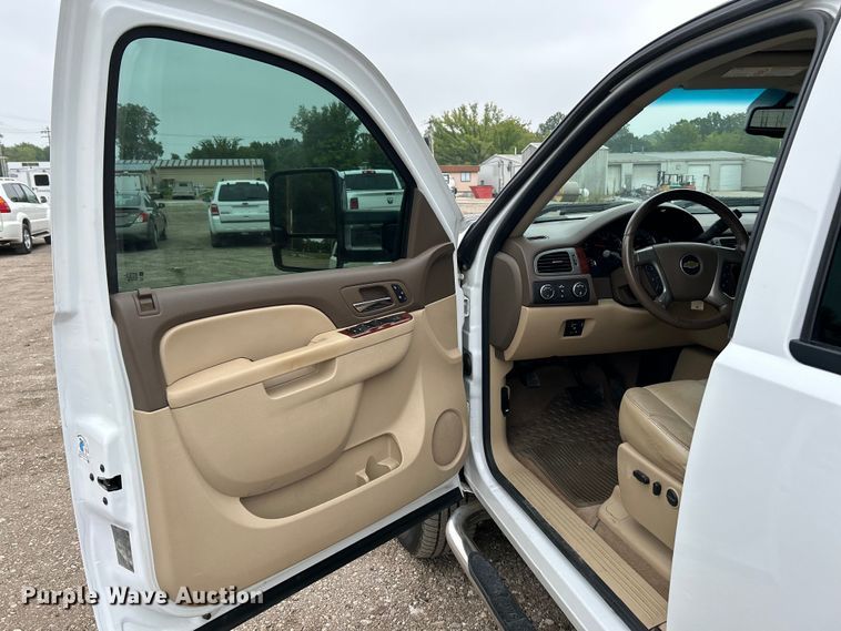 image for item NL9550 2011 Chevrolet Silverado 2500HD  Crew Cab pickup truck