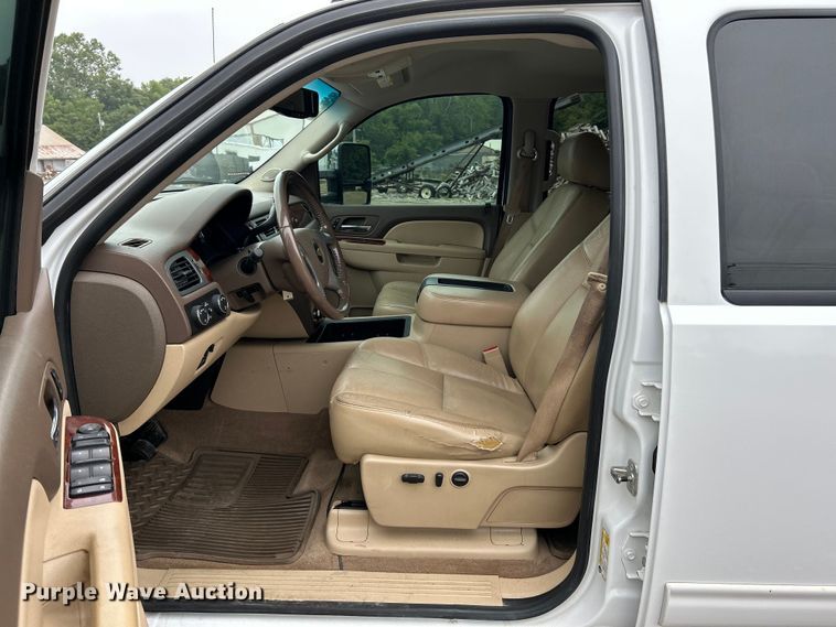 image for item NL9550 2011 Chevrolet Silverado 2500HD  Crew Cab pickup truck