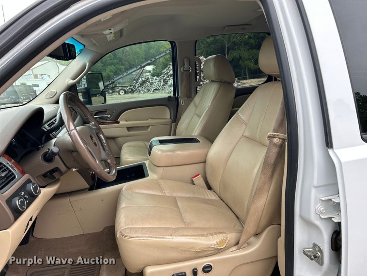 image for item NL9550 2011 Chevrolet Silverado 2500HD  Crew Cab pickup truck