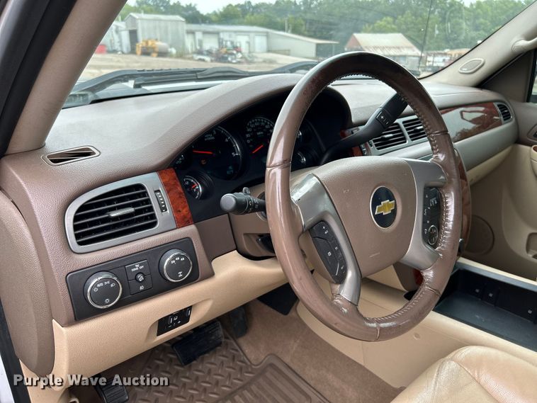 image for item NL9550 2011 Chevrolet Silverado 2500HD  Crew Cab pickup truck