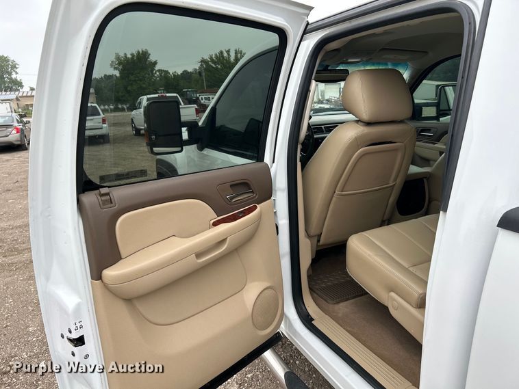 image for item NL9550 2011 Chevrolet Silverado 2500HD  Crew Cab pickup truck