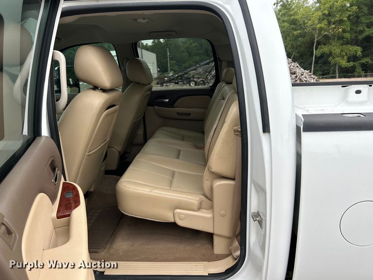 image for item NL9550 2011 Chevrolet Silverado 2500HD  Crew Cab pickup truck