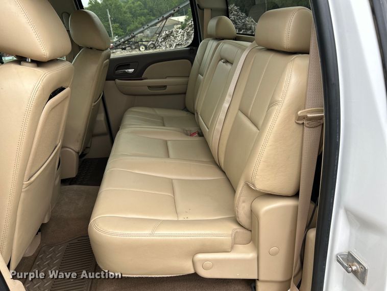 image for item NL9550 2011 Chevrolet Silverado 2500HD  Crew Cab pickup truck