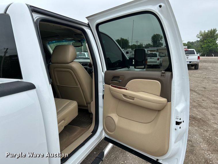 image for item NL9550 2011 Chevrolet Silverado 2500HD  Crew Cab pickup truck