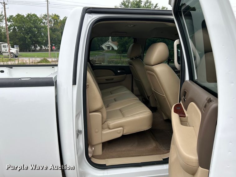 image for item NL9550 2011 Chevrolet Silverado 2500HD  Crew Cab pickup truck