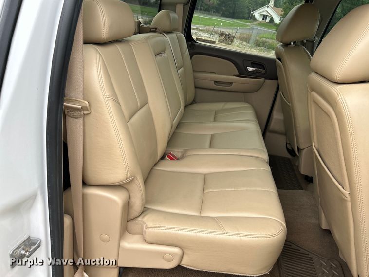 image for item NL9550 2011 Chevrolet Silverado 2500HD  Crew Cab pickup truck