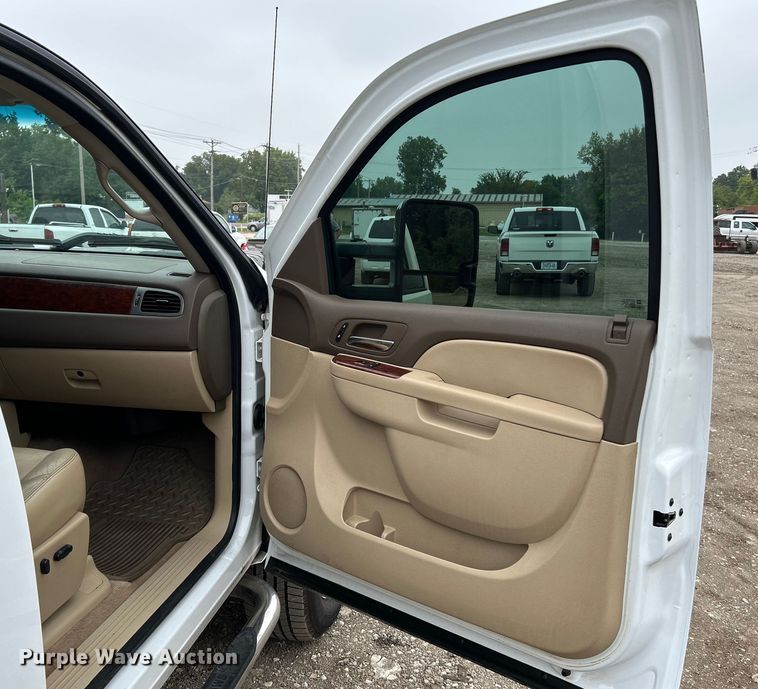 image for item NL9550 2011 Chevrolet Silverado 2500HD  Crew Cab pickup truck