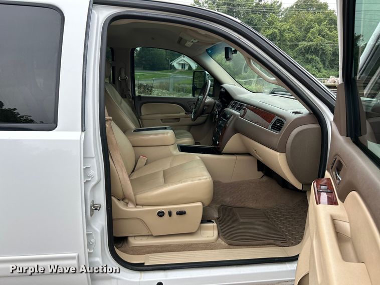 image for item NL9550 2011 Chevrolet Silverado 2500HD  Crew Cab pickup truck