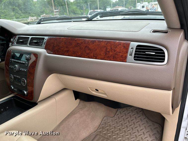 image for item NL9550 2011 Chevrolet Silverado 2500HD  Crew Cab pickup truck