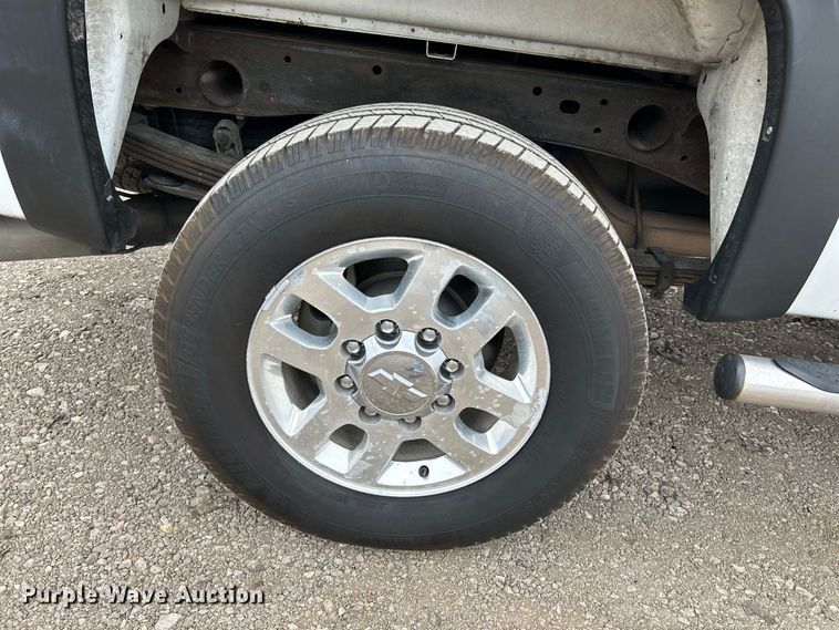 image for item NL9550 2011 Chevrolet Silverado 2500HD  Crew Cab pickup truck