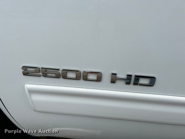 image for item NL9550 2011 Chevrolet Silverado 2500HD  Crew Cab pickup truck