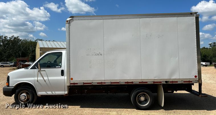 image for item NL9572 2005 Chevrolet Express 3500  box truck