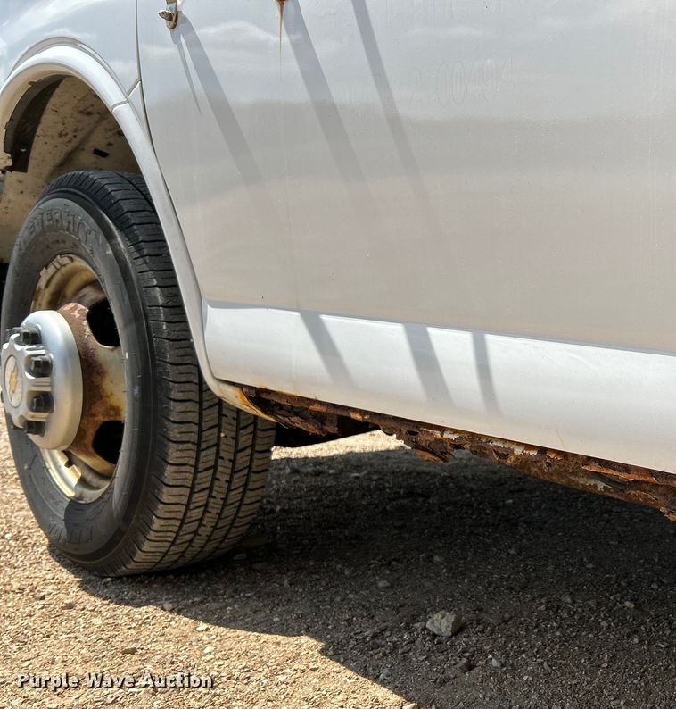 image for item NL9572 2005 Chevrolet Express 3500  box truck
