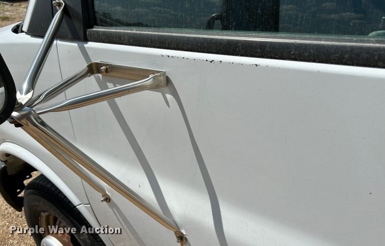 image for item NL9572 2005 Chevrolet Express 3500  box truck