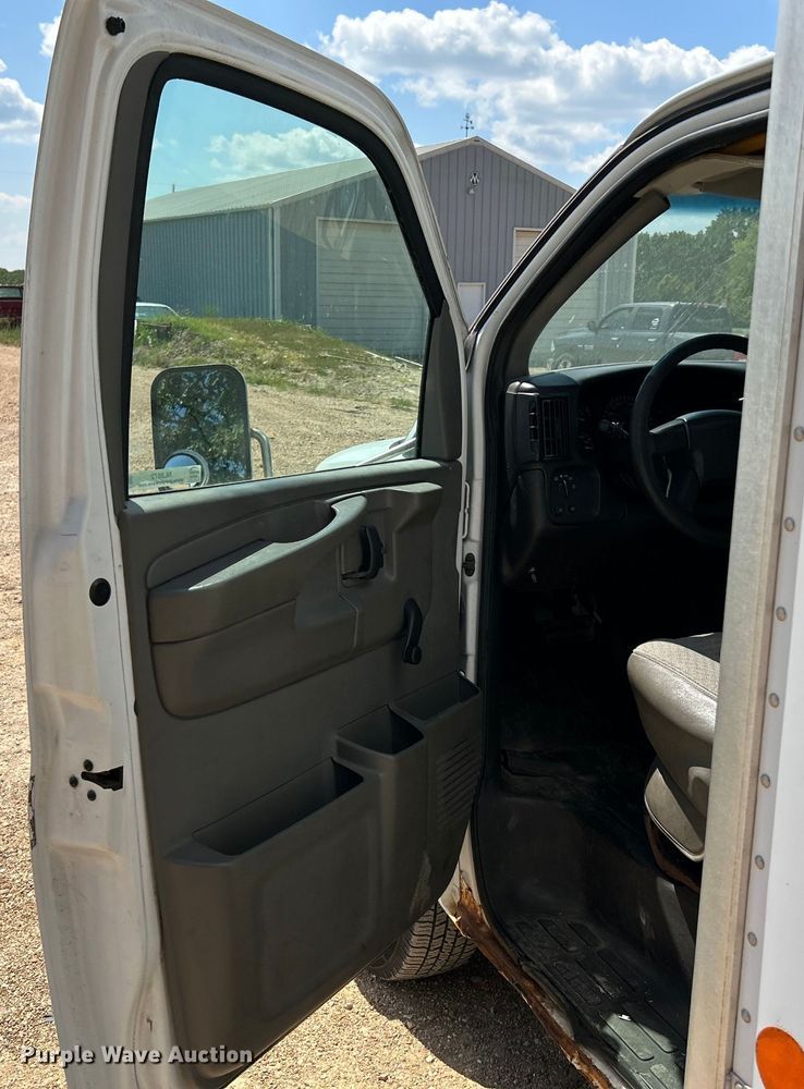 image for item NL9572 2005 Chevrolet Express 3500  box truck