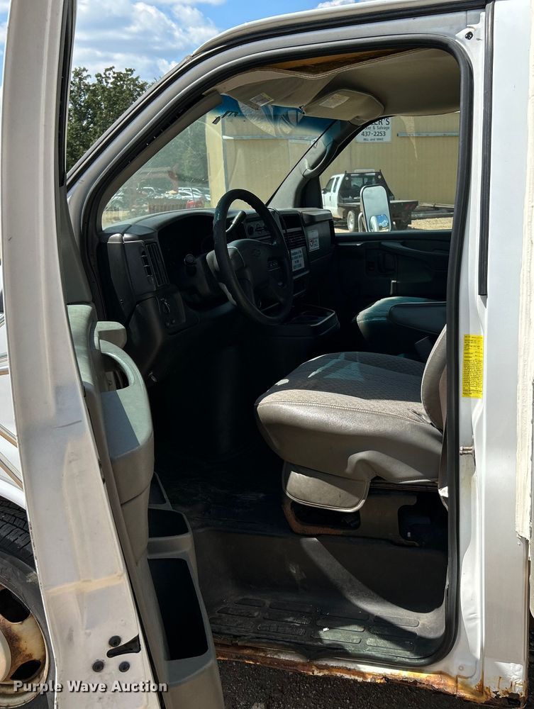 image for item NL9572 2005 Chevrolet Express 3500  box truck