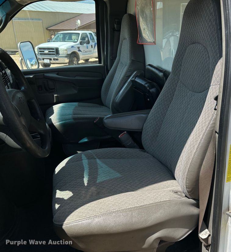 image for item NL9572 2005 Chevrolet Express 3500  box truck