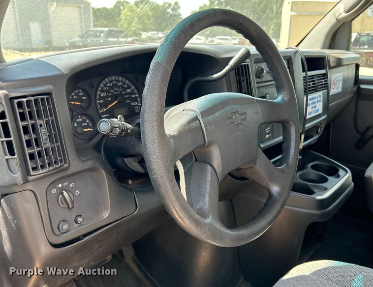 image for item NL9572 2005 Chevrolet Express 3500  box truck
