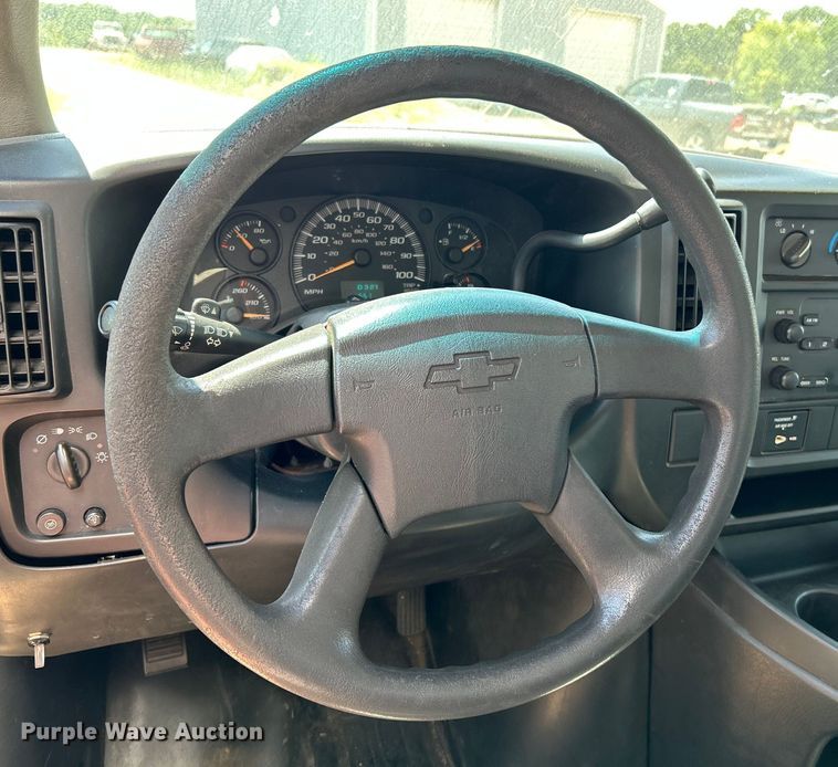 image for item NL9572 2005 Chevrolet Express 3500  box truck