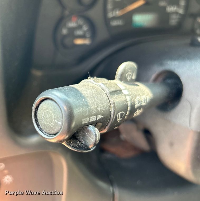 image for item NL9572 2005 Chevrolet Express 3500  box truck