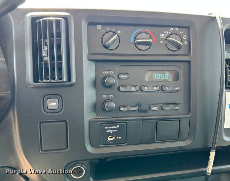 image for item NL9572 2005 Chevrolet Express 3500  box truck