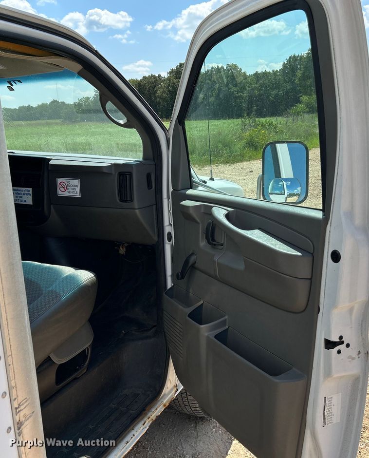 image for item NL9572 2005 Chevrolet Express 3500  box truck