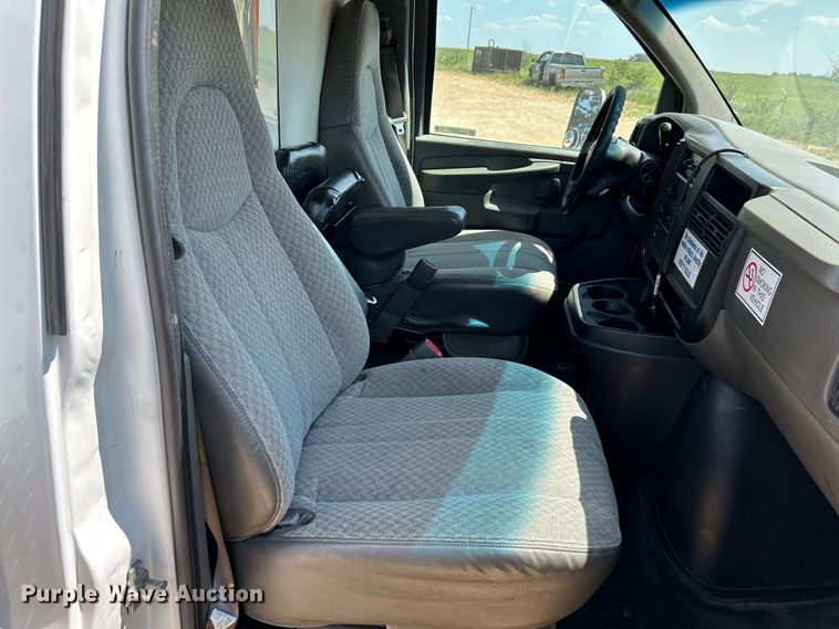 image for item NL9572 2005 Chevrolet Express 3500  box truck