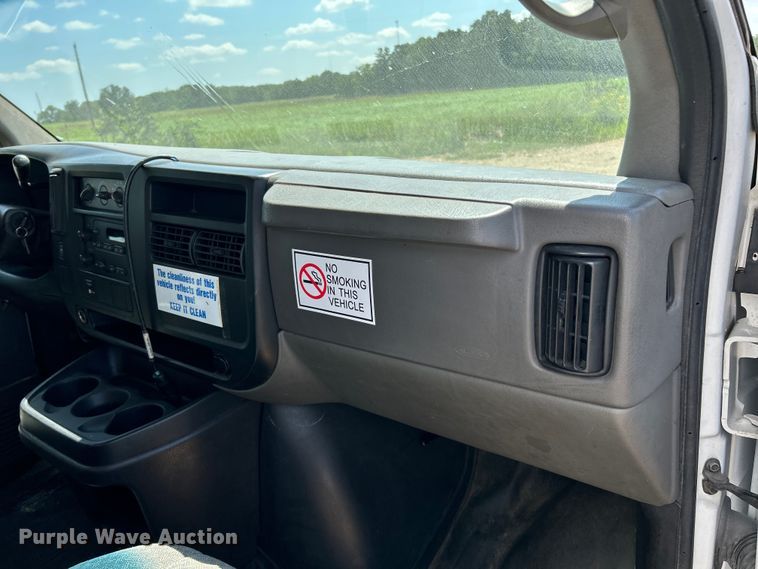 image for item NL9572 2005 Chevrolet Express 3500  box truck