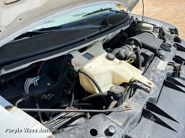 image for item NL9572 2005 Chevrolet Express 3500  box truck